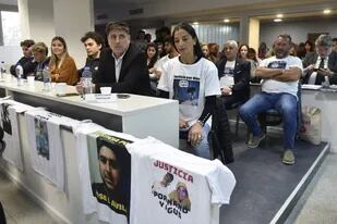 Soledad Laciar, madre de Blas Correas (primera de la derecha) en el inicio del juicio contra 13 policías por el asesinato de su hijo