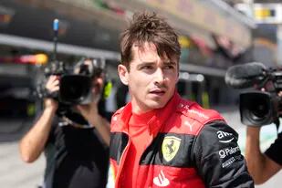 Charles Leclerc del equipo Ferrari tras abandonar el Gran Premio de España en Barcelona, el domingo 22 de mayo de 2022. (AP Foto/Pool/Manu Fernández)