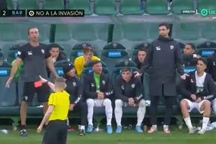 El momento en el que Javier Pastore, jugador de Elche, ve la roja por insultar al árbitro Hernández Hernández en el partido contra Barcelona, por la Liga de España