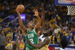 El jugador de los Celtics de Boston Al Horford, a la izquierda, tira a canasta junto al jugador de los Warriors de Golden State Draymond Green en la segunda mitad de su juego de la serie de las finales de NBA en San Francisco, el domingo 5 de junio de 2022. (AP Foto/Jed Jacobsohn)