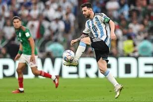 Lionel Messi controla la pelota en el partido ante México, por la segunda fecha del grupo C del Mundial Qatar 2022