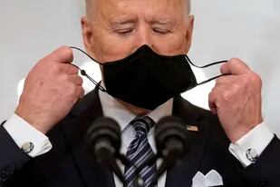 ARCHIVO - El presidente de Estados Unidos, Joe Biden, se quita la mascarilla para hablar sobre la pandemia del COVID-19, en una comparecencia desde la Sala Este de la Casa Blanca, el 11 de marzo de 2021 en Washington. (AP Foto/Andrew Harnik, Archivo)