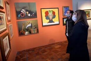El ingeniero Carlos Franck donó más de 180 obras al Museo de Arte Tigre; en la imagen se ven obras de Jorge Diciervo, Juan Carlos Liberti y Rómulo Macció
