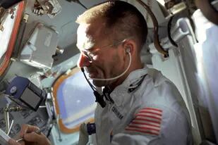 El astronauta Walter Cunningham de la misión Apollo 7 escribe con una lapicera espacial, un modelo que también fue utilizado por sus pares soviéticos