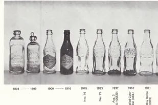 Hoy se cumple un nuevo aniversario de la venta de la primera Coca-cola en botella - Fuente: Twitter.