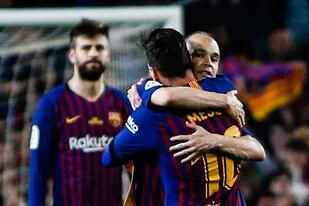 El abrazo eterno: Andrés Iniesta y Lionel Messi