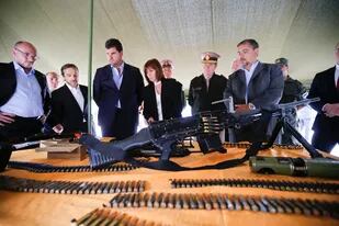 La ministra Bullrich y el secretario de Seguridad Burzaco inspeccionan los fusiles secuestrados