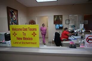 Un cartel de la clínica en Nuevo Mexico les da la bienvenida a las mujeres que viajan desde Texas