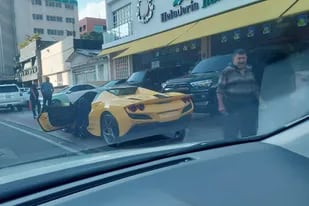 Un auto de lujo en el barrio Las Mercedes, de Caracas