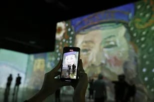 Desde el celular se puede interactuar con más de 300 imágenes digitalizadas de obras del artista holandés