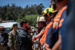 El presidente chileno Gabriel Boric agradece la labor de los bomberos voluntarios en diciembre de 2022. Hasta el momento, 24 personas han perdido la vida a causa de los incendios de esta semana  POLITICA PRESIDENCIA DE CHILE