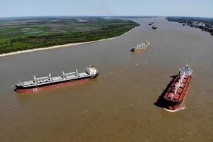 Sobre el río Paraná hay muchos buques que no pueden cargar por el paro