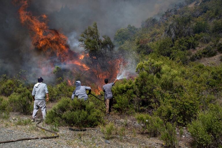 El Bolsón: sin control, el incendio que ya arrasó con más de 10.000  hectáreas avanza hacia Chubut - LA NACION