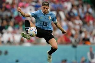 El uruguayo Federico Valverde controla la pelota en el partido entre Uruguay y Corea del Sur