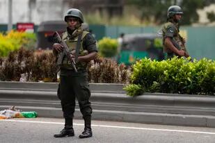 Soldados del Ejército de Sri Lankan hacen guardia en el exterior de la residencia del primer ministro un día después de los enfrentamientos entre partidarios del gobierno y contrarios, en Colombo, Sri Lanka, el 10 de mayo de 2022. (AP Foto/Eranga Jayawardena)