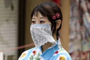 Las mascarillas en Japón se usan desde hace más de un siglo. Pasaron de ser una prenda de necesidad sanitaria a convertirse en un accesorio