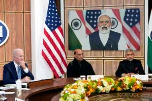 El presidente estadounidense Joe Biden sostiene un encuentro virtual con el primer ministro de la India, Narendra Modi, acompañado por el ministro de Defensa de la India, Rajnath Singh, al centro, y el ministro de Asuntos Exteriores, Subrahmanyam Jaishankar, a la derecha, en la Casa Blanca, el lunes 11 de abril de 2022, en Washington. (AP Foto/Carolyn Kaster)