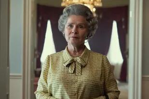 The Crown: Imelda Staunton como la reina Isabel II en la quinta temporada.