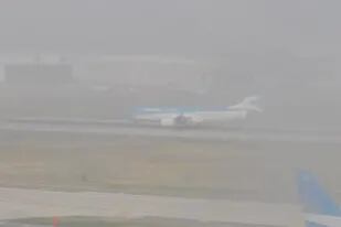 Así se veía ayer la niebla en Aeroparque, hoy por segundo día consecutivo hay demoras en los vuelos