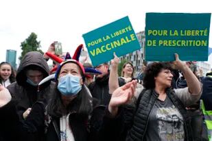 Protestas de manifestantes antivax en París (AP Photo / Adrienne Surprenant)