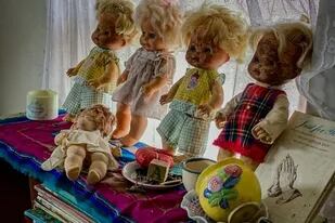 Las muñecas de porcelana aún permanecen en la casa abandonada desde hace décadas