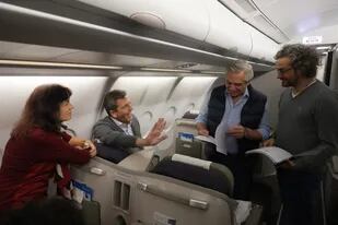 Alberto Fernández, Sergio Massa, Santiago Cafiero y Vilma Ibarra en el avión que los lleva a Estados Unidos