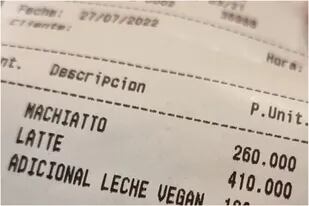 Un influencer publicó un ticket en el que le cobraron un recargo excesivo por leche vegana y desató la polémica (Foto: Instagram @elgordococina)