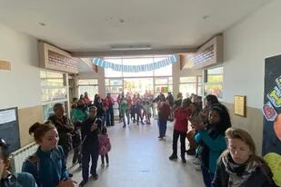 En las escuelas de El Chaltén, comenzaron las clases el 7 pasado; allí, la medida dispuesta ayer por el gobierno provincial fue duramente cuestionada