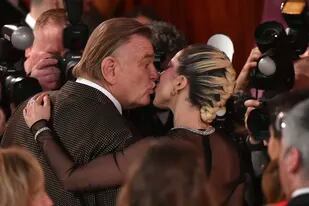El actor Brendan Gleeson consiguió un gran beso de Lady Gaga durante su paso por la alfombra roja