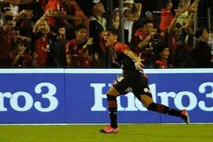 El pibe Bravo celebra su golazo, que le dio el triunfo a Newell's en Rosario frente a Independiente