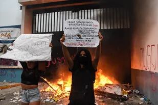 Mujeres protestan contra el asesinato de una mujer, frente al Ayuntamiento de Cancún, Estado de Quintana Roo, México, el 9 de noviembre de 2020