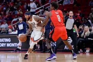 Brandon Ingram, izquierda, de los Pelicans de Nueva Orleans trata de evadir a Jae'Sean Tate (8), de los Rockets de Houston, en la segunda mitad del duelo del domingo 6 de febrero de 2022, en Houston. (AP Foto/Michael Wyke)