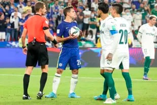 El capitán de Chelsea, César Azpilicueta, sostiene la pelota luego de que el árbitro sancionara el penal en tiempo suplementario contra Palmeiras