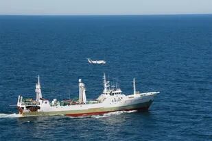 El momento de la captura del buque español pescando ilegalmente en la zona económica exclusiva