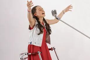 Paloma Facchini es una cantante de 14 años que, a pesar de haber nacido con una parálisis cerebral que le afectó el correcto desarrollo de sus piernas, se presenta constantemente en diferentes shows musicales junto a famosos artistas