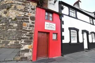 Pintada de rojo, la propiedad ubicada en Conwy, en el norte de Gales, es la más pequeña del Reino Unido, de acuerdo con el libro Guinness de los récords