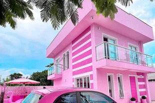 Su casa, su auto y cada detalle de su vida emula el estilo Barbie