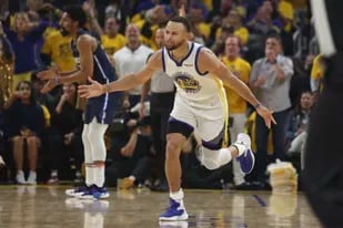 El base de los Warriors de Golden State Stephen Curry reacciona durante el juego 2 de las Finales de la Conferencia Oeste ante los Mavericks de Dallas el viernes 20 de mayo del 2022. (AP Foto/Jed Jacobsohn)
