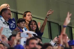 La esposa del delantero argentino Lionel Messi, Antonela Roccuzzo, saluda desde las gradas junto a su hijo Ciro, durante el partido de octavos de final de la Copa Mundial de Qatar 2022 entre Argentina y Australia
