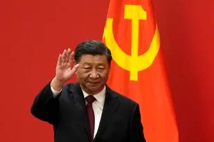 El presidente chino, Xi Jinping, saluda en un acto de presentación de los nuevos miembros del Comité Permanente del Politburó en el Gran Salón del Pueblo de Pekín el 23 de octubre de 2022.