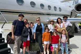 En familia: Wanda y Zaira Nara alquilaron un avión privado para viajar al Sur