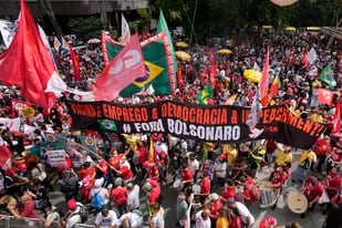 Manifestantes marchan durante una protesta contra el presidente brasileño Jair Bolsonaro y hacen un llamado a su juicio político por la manera en que el mandatario manejó la pandemia del coronavirus, en Sao Paulo, Brasil, el sábado 2 de octubre de 2021. (AP Foto/Andre Penner)