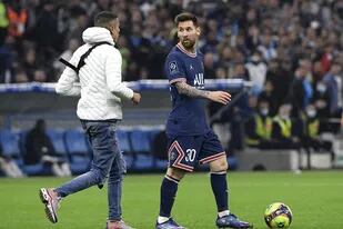Un espectador invade el campo de juego y corre hacia Lionel Messi durante el partido que disputan el PSG y el Olympique de Marsella