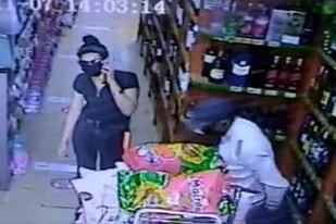 Momento en que los asesinos del kiosquero de Ramos Mejía entran a un supermercado para cambiarse de ropa