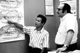 Syukuro Manabe junto al meteorólogo estadounidense Joseph Smagorinsky. Manabe sentó las bases para los modelos sobre el cambio climático