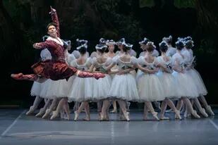 Herman Cornejo con el Ballet Estable del Teatro Colón en "La Sylphide"