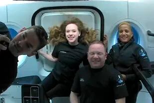 Esta fotografía proporcionada por SpaceX muestra a los pasajeros de la cápsula Dragon en su primer día en el espacio. (SpaceX vía AP)