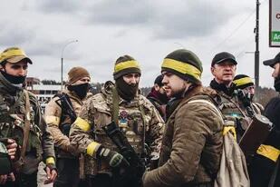 04/03/2022 Varios soldados del ejército ucraniano, a 4 de marzo de 2022, en Irpin (Ucrania). POLITICA Diego Herrera - Europa Press