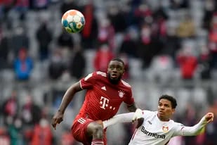 Dayot Upamecano, del Bayern Munich, izquierda, disputa un balón con Amine Adli del Leverkusen en partido de la Bundesliga en la Allianz Arena, Munich, sábado 5 de marzo de 2021. El partido finalizó empatado 1-1. (AP Foto/Andreas Schaad)