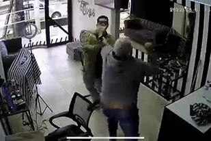 Quiso robar una peluquería en Mendoza, le dieron dos trompadas y terminó abrazado a su víctima